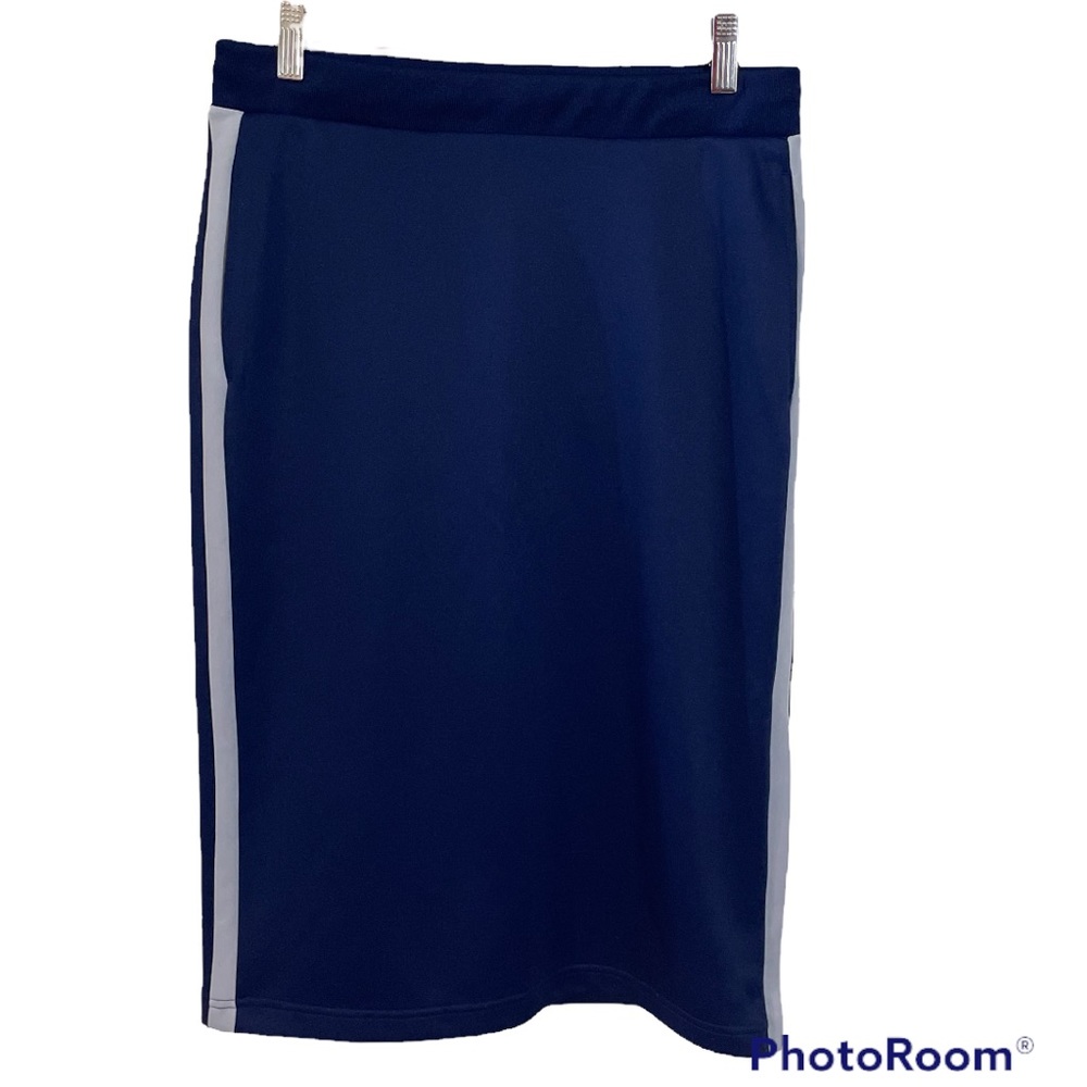Uniqlo Navy Blue Athletic Style Skirt with Pockets Size Medium